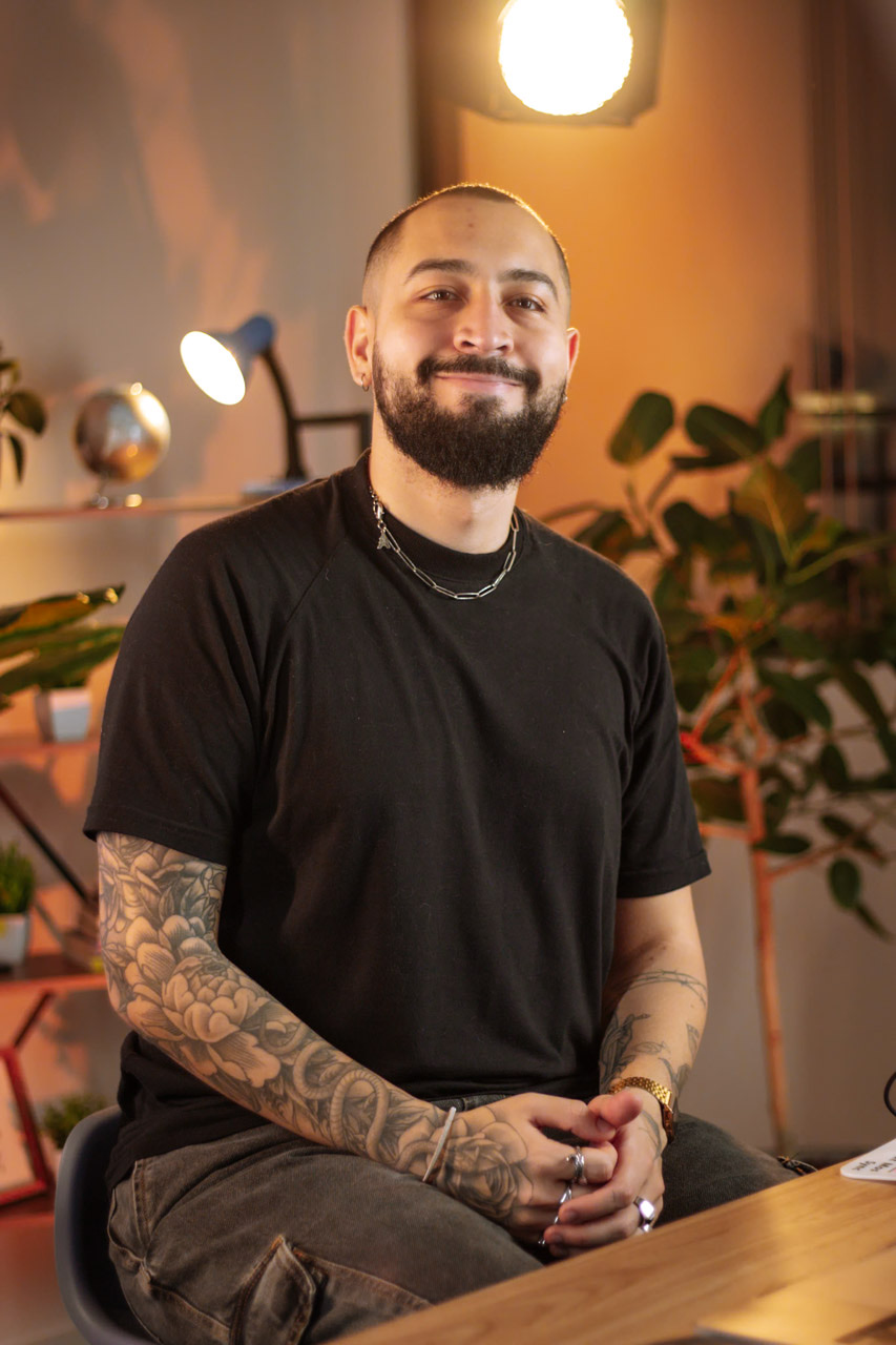 Lucas Has sorrindo, de mãos cruzadas
